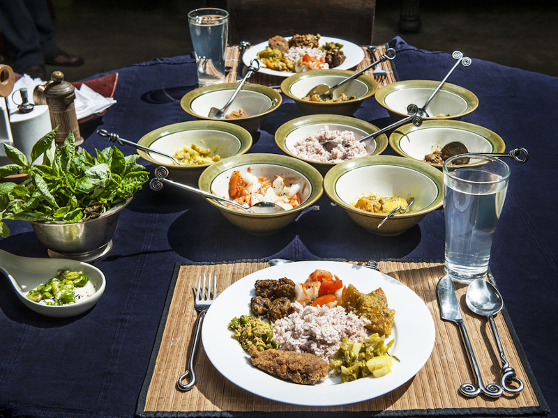 Diner végétarien et bio dressé sur une table dans un centre ayurvédique au Sri Lanka